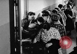 Immagine di Eccedenze alimentari distribuiti per fame tedeschi dell'Est Germania, 1951, secondo 40 filmato di repertorio 65675072259