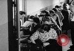 Immagine di Eccedenze alimentari distribuiti per fame tedeschi dell'Est Germania, 1951, secondo 41 filmato di repertorio 65675072259