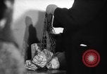 Immagine di Eccedenze alimentari distribuiti per fame tedeschi dell'Est Germania, 1951, secondo 46 filmato di repertorio 65675072259