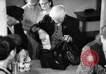 Immagine di Eccedenze alimentari distribuiti per fame tedeschi dell'Est Germania, 1951, secondo 47 filmato di repertorio 65675072259