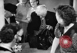 Immagine di Eccedenze alimentari distribuiti per fame tedeschi dell'Est Germania, 1951, secondo 48 filmato di repertorio 65675072259