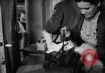 Immagine di Eccedenze alimentari distribuiti per fame tedeschi dell'Est Germania, 1951, secondo 49 filmato di repertorio 65675072259