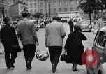 Immagine di Eccedenze alimentari distribuiti per fame tedeschi dell'Est Germania, 1951, secondo 50 filmato di repertorio 65675072259