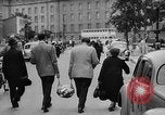 Immagine di Eccedenze alimentari distribuiti per fame tedeschi dell'Est Germania, 1951, secondo 51 filmato di repertorio 65675072259