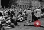 Immagine di Eccedenze alimentari distribuiti per fame tedeschi dell'Est Germania, 1951, secondo 53 filmato di repertorio 65675072259