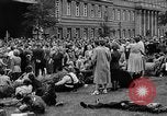 Immagine di Eccedenze alimentari distribuiti per fame tedeschi dell'Est Germania, 1951, secondo 54 filmato di repertorio 65675072259