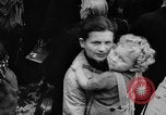 Immagine di Eccedenze alimentari distribuiti per fame tedeschi dell'Est Germania, 1951, secondo 59 filmato di repertorio 65675072259