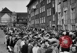 Immagine di Eccedenze alimentari distribuiti per fame tedeschi dell'Est Germania, 1951, secondo 60 filmato di repertorio 65675072259