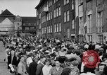 Immagine di Eccedenze alimentari distribuiti per fame tedeschi dell'Est Germania, 1951, secondo 61 filmato di repertorio 65675072259