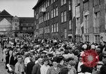Immagine di Eccedenze alimentari distribuiti per fame tedeschi dell'Est Germania, 1951, secondo 62 filmato di repertorio 65675072259