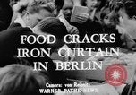 Image des oranges et des cerises Berlin Allemagne, 1951, de la seconde 4 séquences d'archives historiques vidéo 65675072260