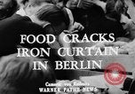 Image des oranges et des cerises Berlin Allemagne, 1951, de la seconde 5 séquences d'archives historiques vidéo 65675072260