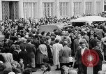 Image des oranges et des cerises Berlin Allemagne, 1951, de la seconde 8 séquences d'archives historiques vidéo 65675072260