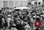 Image des oranges et des cerises Berlin Allemagne, 1951, de la seconde 10 séquences d'archives historiques vidéo 65675072260