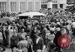 Image des oranges et des cerises Berlin Allemagne, 1951, de la seconde 11 séquences d'archives historiques vidéo 65675072260
