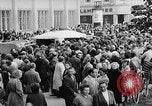 Image des oranges et des cerises Berlin Allemagne, 1951, de la seconde 13 séquences d'archives historiques vidéo 65675072260