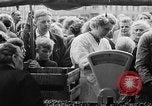 Image des oranges et des cerises Berlin Allemagne, 1951, de la seconde 14 séquences d'archives historiques vidéo 65675072260
