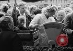 Image des oranges et des cerises Berlin Allemagne, 1951, de la seconde 15 séquences d'archives historiques vidéo 65675072260