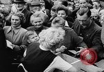 Image des oranges et des cerises Berlin Allemagne, 1951, de la seconde 25 séquences d'archives historiques vidéo 65675072260