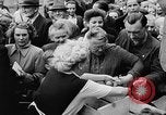 Image des oranges et des cerises Berlin Allemagne, 1951, de la seconde 26 séquences d'archives historiques vidéo 65675072260