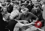 Image des oranges et des cerises Berlin Allemagne, 1951, de la seconde 27 séquences d'archives historiques vidéo 65675072260