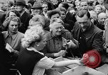 Image des oranges et des cerises Berlin Allemagne, 1951, de la seconde 28 séquences d'archives historiques vidéo 65675072260