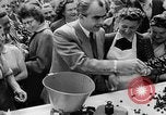 Image des oranges et des cerises Berlin Allemagne, 1951, de la seconde 33 séquences d'archives historiques vidéo 65675072260