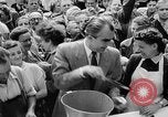 Image des oranges et des cerises Berlin Allemagne, 1951, de la seconde 34 séquences d'archives historiques vidéo 65675072260