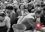 Image des oranges et des cerises Berlin Allemagne, 1951, de la seconde 35 séquences d'archives historiques vidéo 65675072260