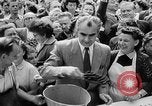 Image des oranges et des cerises Berlin Allemagne, 1951, de la seconde 36 séquences d'archives historiques vidéo 65675072260