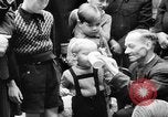 Image des oranges et des cerises Berlin Allemagne, 1951, de la seconde 38 séquences d'archives historiques vidéo 65675072260