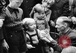 Image des oranges et des cerises Berlin Allemagne, 1951, de la seconde 39 séquences d'archives historiques vidéo 65675072260