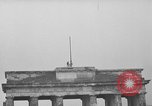 Image révolte Berlin Allemagne, 1951, de la seconde 49 séquences d'archives historiques vidéo 65675072262