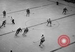 Standbild Eishockeymatch Kanada, 1946, aus Sekunde 16 historischem Filmmaterial Videoclip 65675072302