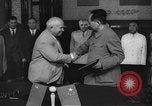 Immagine di Nikita Khrushchev handshake Cina, 1957, secondo 24 filmato di repertorio 65675072369