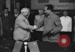 Immagine di Nikita Khrushchev handshake Cina, 1957, secondo 25 filmato di repertorio 65675072369