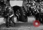 Immagine di Esercito Marina versus baseball a Anglo American Baseball League Londra Inghilterra Regno Unito, 1917, secondo 20 filmato di repertorio 65675072434