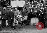 Immagine di Esercito Marina versus baseball a Anglo American Baseball League Londra Inghilterra Regno Unito, 1917, secondo 33 filmato di repertorio 65675072434