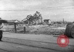 Image civils attendre pour le tramway Hiroshima au Japon, 1946, de la seconde 1 séquences d'archives historiques vidéo 65675072450