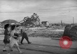 Image civils attendre pour le tramway Hiroshima au Japon, 1946, de la seconde 3 séquences d'archives historiques vidéo 65675072450
