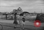 Image civils attendre pour le tramway Hiroshima au Japon, 1946, de la seconde 4 séquences d'archives historiques vidéo 65675072450