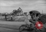 Image civils attendre pour le tramway Hiroshima au Japon, 1946, de la seconde 5 séquences d'archives historiques vidéo 65675072450