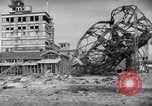 Image civils attendre pour le tramway Hiroshima au Japon, 1946, de la seconde 12 séquences d'archives historiques vidéo 65675072450