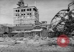 Image civils attendre pour le tramway Hiroshima au Japon, 1946, de la seconde 14 séquences d'archives historiques vidéo 65675072450