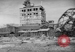Image civils attendre pour le tramway Hiroshima au Japon, 1946, de la seconde 15 séquences d'archives historiques vidéo 65675072450