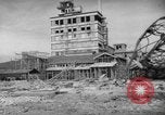Image civils attendre pour le tramway Hiroshima au Japon, 1946, de la seconde 16 séquences d'archives historiques vidéo 65675072450