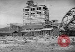 Image civils attendre pour le tramway Hiroshima au Japon, 1946, de la seconde 17 séquences d'archives historiques vidéo 65675072450