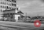 Image civils attendre pour le tramway Hiroshima au Japon, 1946, de la seconde 18 séquences d'archives historiques vidéo 65675072450
