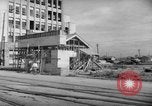 Image civils attendre pour le tramway Hiroshima au Japon, 1946, de la seconde 19 séquences d'archives historiques vidéo 65675072450