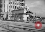 Image civils attendre pour le tramway Hiroshima au Japon, 1946, de la seconde 20 séquences d'archives historiques vidéo 65675072450